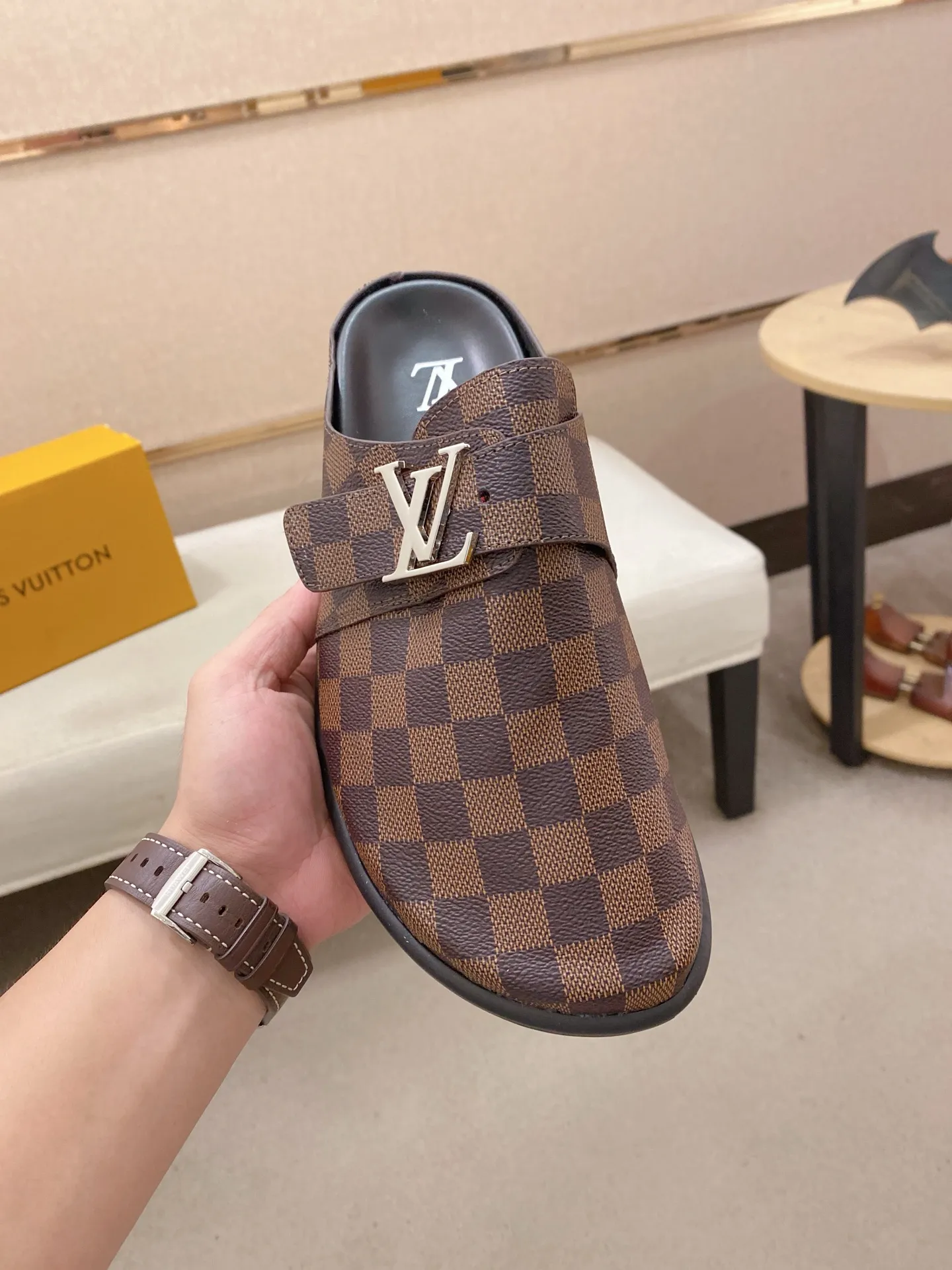Men's shoes 💰: 360💰Made by LV🔍Top purchasing agents, men's spring and summer slippers are synchronized in the counters. The uppers are made of imported materials from Italy with logo graphics and high-quality craftsmanship. The soles: original soles specially provided by the original factory. The exclusive movable molded soles are super comfortable. Original goods follow the order, 🔍🔍high quality, you can enter and exit the counter at will. Welcome to compare, code number 38-44.